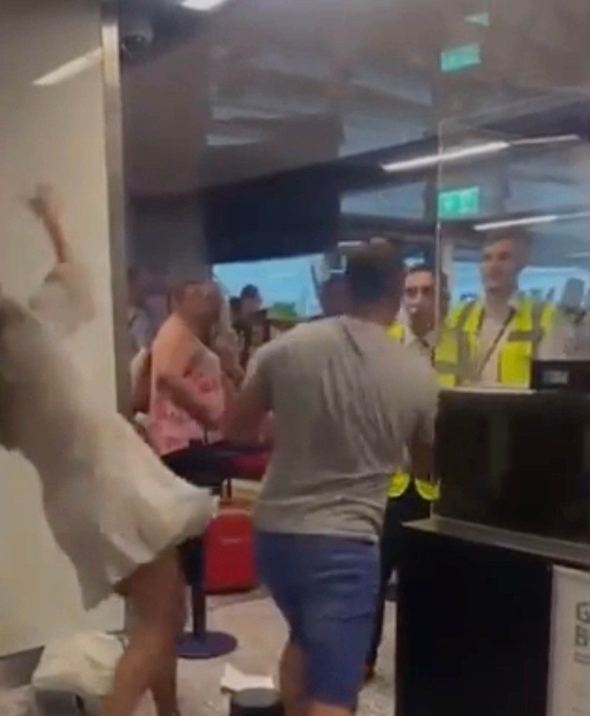 Screenshot da un video della rissa in aeroporto