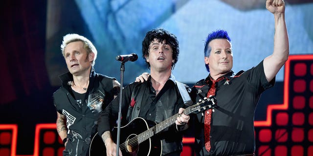 I membri dei Green Day Mike Dirnt, a sinistra, Billie Joe Armstrong, al centro, e Tre Cool.