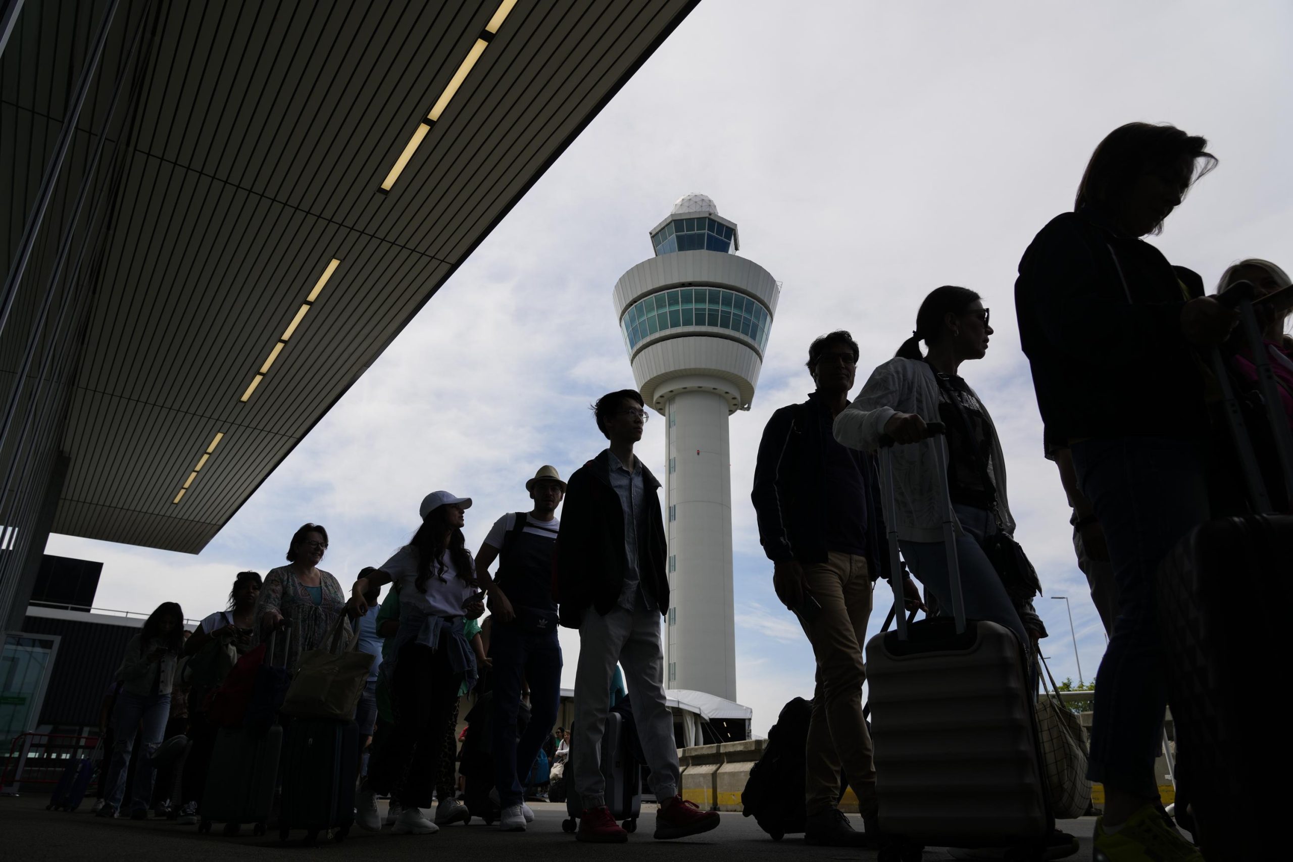 Caos negli aeroporti: i viaggi in Europa sono esposti a tagli epidemici