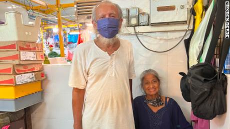Il venditore di pollo Muhammed Gillihar e sua moglie nel loro negozio a Singapore.