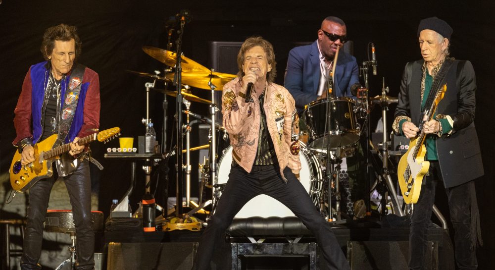I Rolling Stones suonano "fuori tempo" per la prima volta per aprire l'Euro Tour
