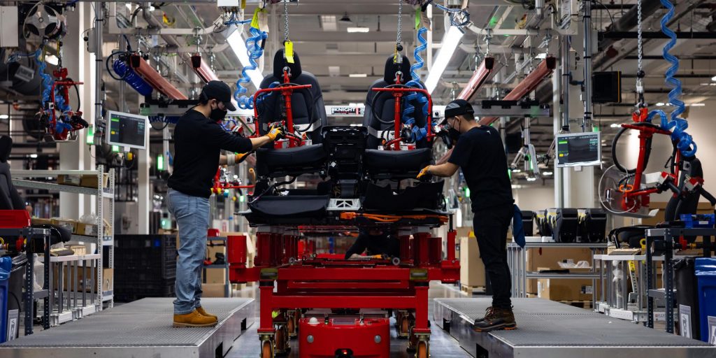 La politica di lavoro a distanza di Tesla fa sì che Amazon provi a rubare dipendenti infelici