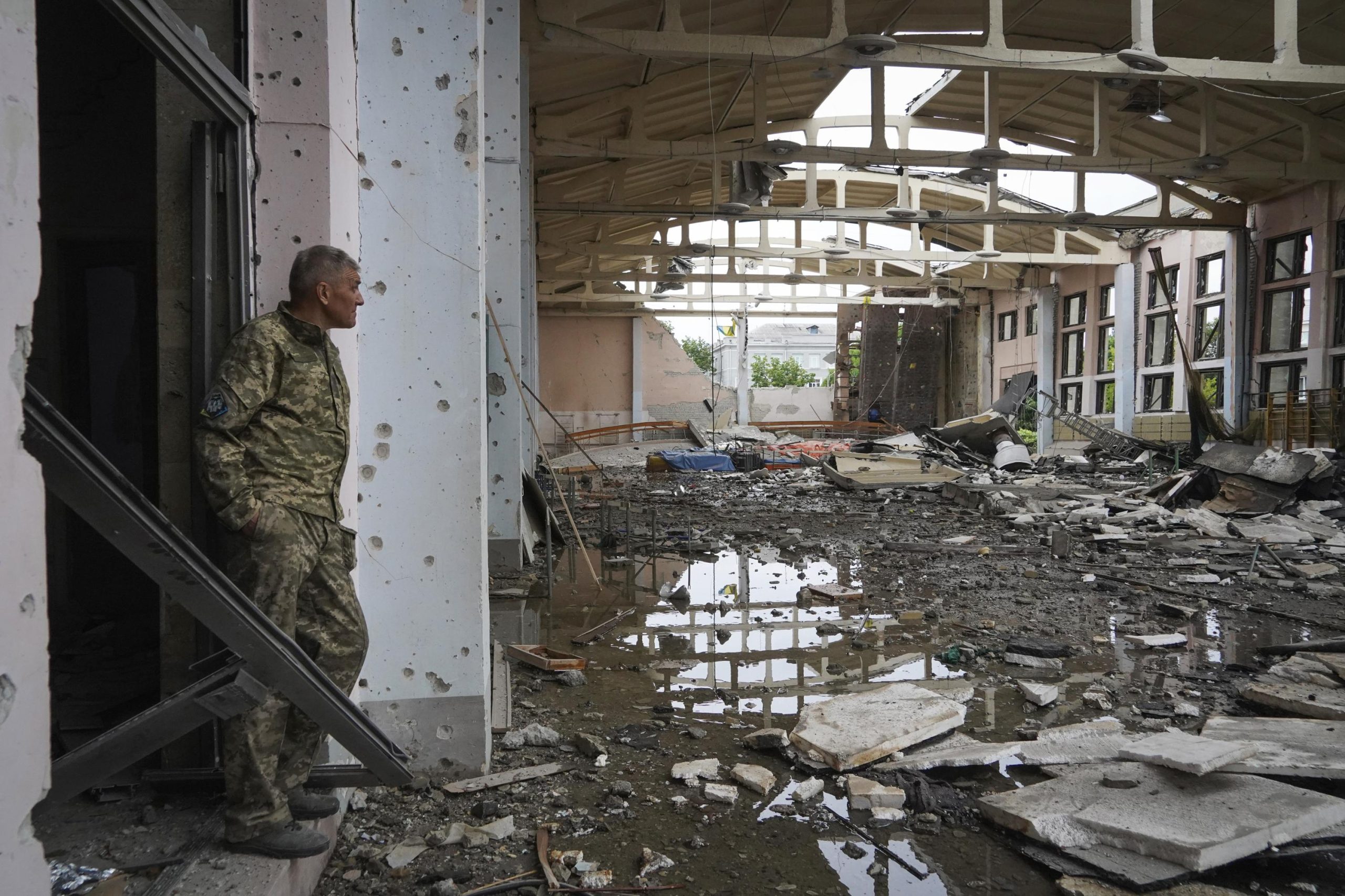 L'esercito ucraino lascia la città devastata per le posizioni fortificate