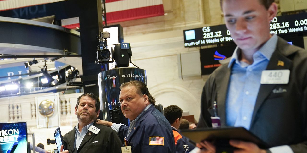 L'indice Dow Jones S&P 500 sale dopo una settimana volatile