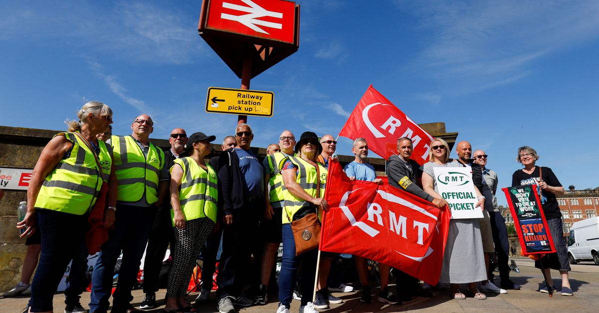 Migliaia di persone abbandonano il più grande sciopero ferroviario della Gran Bretagna in 30 anni mentre Johnson giura di rimanere fermo