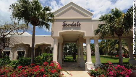È in corso l'autopsia sugli ospiti trovati morti nel resort Sandals alle Bahamas.  Ecco cosa sappiamo