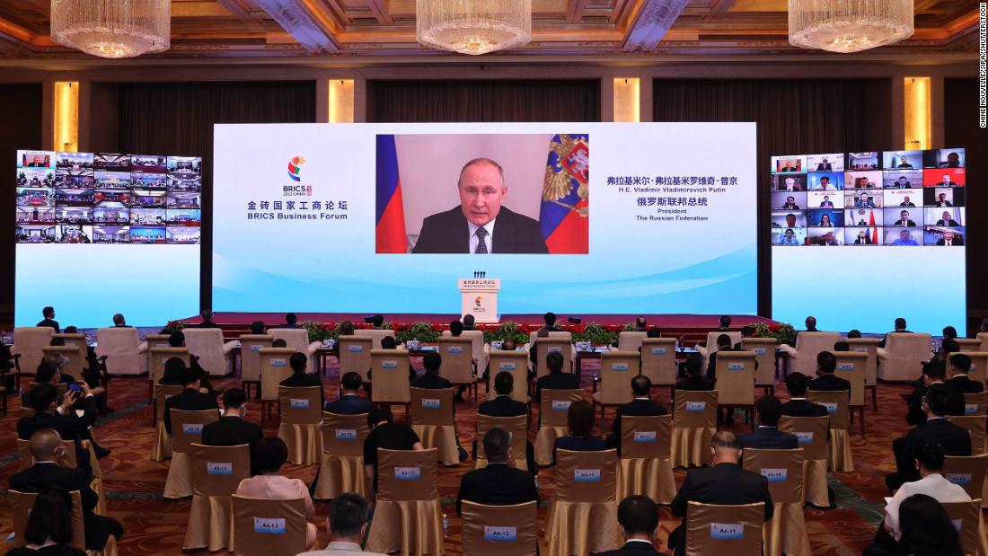 Putin afferma che la Russia sta reindirizzando il commercio verso Cina e India