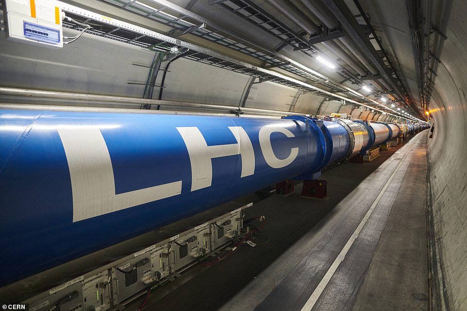Il CERN è una delle più grandi istituzioni scientifiche del mondo e ospita oltre 2.000 scienziati che lavorano a molti progetti di fisica.  L'immagine sopra è di una serie di dipoli magnetici LHC all'interno di un tunnel alla fine del secondo lungo arresto, quando la struttura del CERN è stata aggiornata per alcuni anni in modo che i protoni potessero essere urtati insieme a intervalli di energia molto più elevati quando il 3 luglio avviare