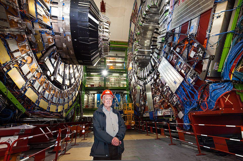 L'esistenza del bosone di Higgs, una particella subatomica che rappresenta la particella vettore del campo di Higgs, è stata proposta per la prima volta dal fisico britannico Peter Higgs nel 1964. Nella foto sopra è Higgs, che ha ricevuto il premio Nobel per la fisica per aver proposto l'esistenza del bosone di Higgs , al CERN nel luglio 2012