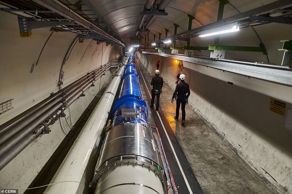 Gli esperimenti futuri al CERN cercheranno di svelare misteri come la materia oscura e l'energia oscura.  Nella foto sopra, una serie di dipoli magnetici all'interno di un tunnel presso il Large Hadron Collider del CERN