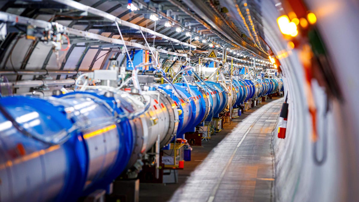 I fisici del Large Hadron Collider scoprono tre nuove strane particelle
