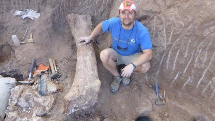 Il paleontologo Peter Makovicki studia i fossili di dinosauri in un sito di scavi nella Patagonia settentrionale, in Argentina