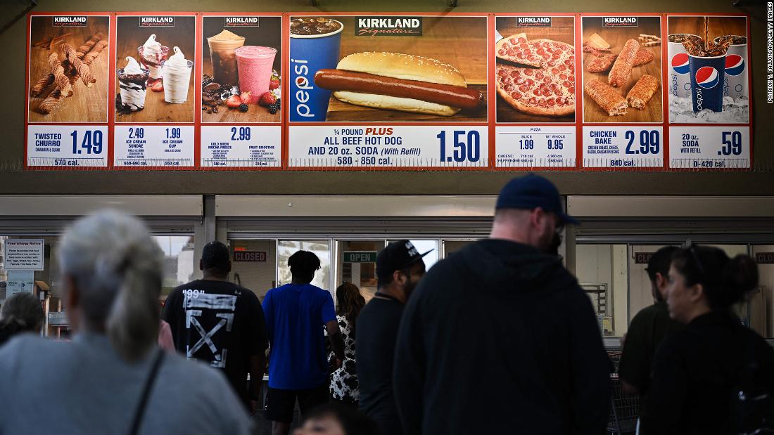 Perché una combinazione di hot dog Costco da $ 1,50 e un tè freddo Arizona da 99 centesimi dovrebbero costare lo stesso