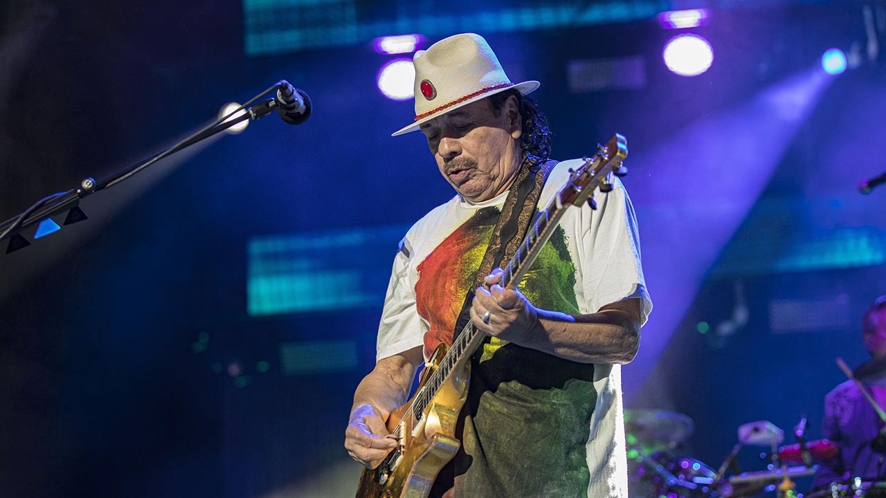 Santana cancella 6 date del tour giorni dopo che il chitarrista è crollato sul palco a causa della disidratazione: "Ho solo bisogno di riposare"