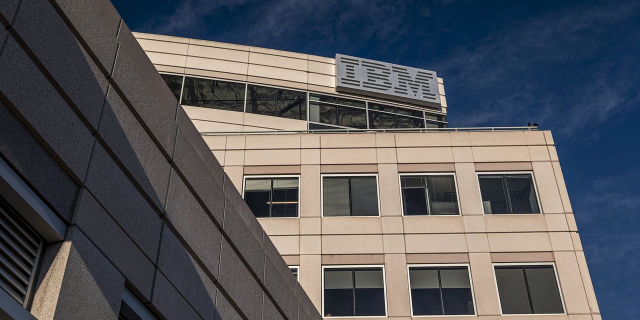 Stime sugli utili IBM.  Il CEO afferma che la domanda per la tecnologia rimane forte.
