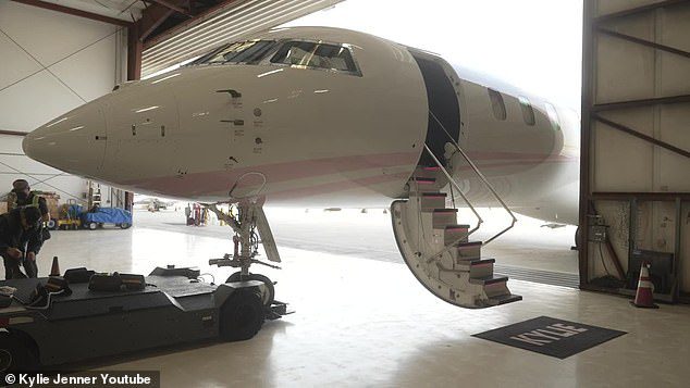 Sbalordisce l'occhio: il jet di lusso Bombardier Global 7500 di Kylie è stato acquistato nel 2020 per 72,8 milioni di dollari.