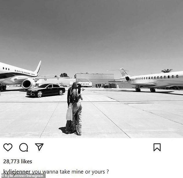 Foto appariscente: arriva dopo che i fan hanno criticato Kylie e Travis Scott per essersi vantati dei suoi aerei e jet privati ​​mentre lei chiedeva ai follower 