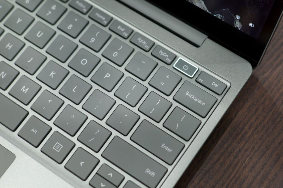 Il Surface Laptop Go 2 non ha una tastiera retroilluminata, anche se il lettore di impronte digitali installato sul pulsante di accensione è un bel tocco.