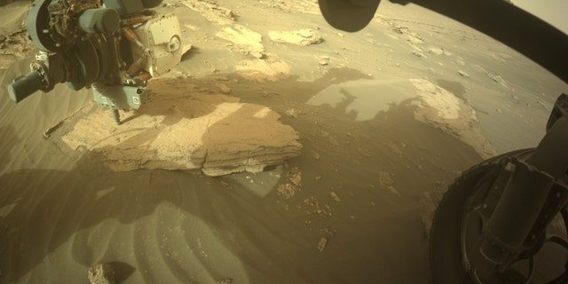 La navicella spaziale Mars Perseverance della NASA ha catturato questa immagine dell'area di fronte utilizzando la fotocamera frontale sul retro per evitare i pericoli a destra A.  Questa immagine è stata scattata il 12 luglio 2022 (Sol day 495) all'ora solare media locale di 15:41:43.