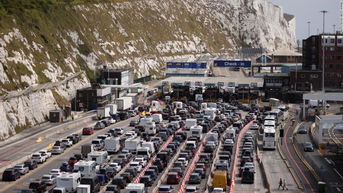 La Brexit è accusata di ritardi poiché autisti e viaggiatori britannici si trovano ad affrontare una situazione di stallo a Dover
