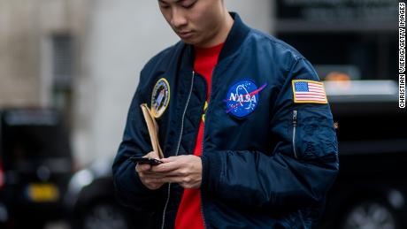 Un ospite indossa un giubbotto bomber della NASA durante le collezioni uomo della London Fashion Week presso Matthew Miller il 7 gennaio 2017 a Londra, Inghilterra.