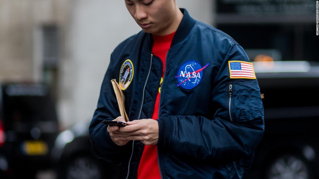 Perché tutti indossano abiti firmati dalla NASA?