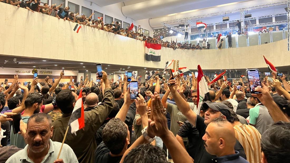 I manifestanti iracheni prendono d'assalto il parlamento, denunciando la nomina di un nuovo primo ministro