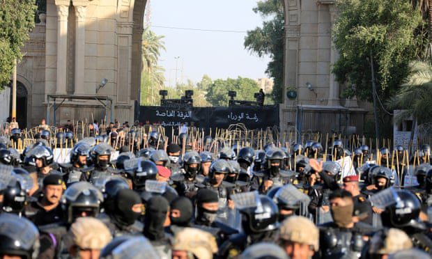 Le forze di sicurezza irachene fanno la guardia mentre i manifestanti tentano di assaltare la Green Zone.