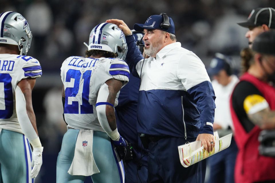 L'allenatore dei Dallas Cowboys Mike McCarthy (a destra) continua a esprimere il suo sostegno a Ezequiel Elliott anche se le domande incombono sul futuro di Elliott con la squadra.  (Foto di Cooper Neal/Getty Images)