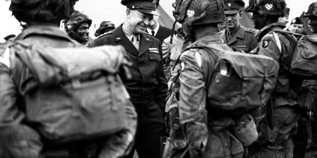 Il generale Eisenhower dà l'ordine del giorno, "Vittoria completa - nient'altro" I paracadutisti erano in Inghilterra poco prima di salire a bordo dei loro aerei per partecipare al primo attacco alla conquista dell'Europa.