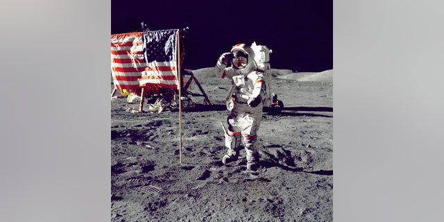 L'astronauta Eugene A.  Cernan, il comandante dell'Apollo 17, saluta la bandiera americana sulla superficie lunare durante l'attività extraveicolare (EVA) durante la recente missione di atterraggio lunare della NASA.  unità lunare "Sfidante" Sullo sfondo a sinistra c'è dietro la bandiera e sullo sfondo c'è anche il Lunar Rovers (LRV).  Cernan è stato l'ultimo uomo a camminare sulla luna dopo aver completato il programma Apollo. 