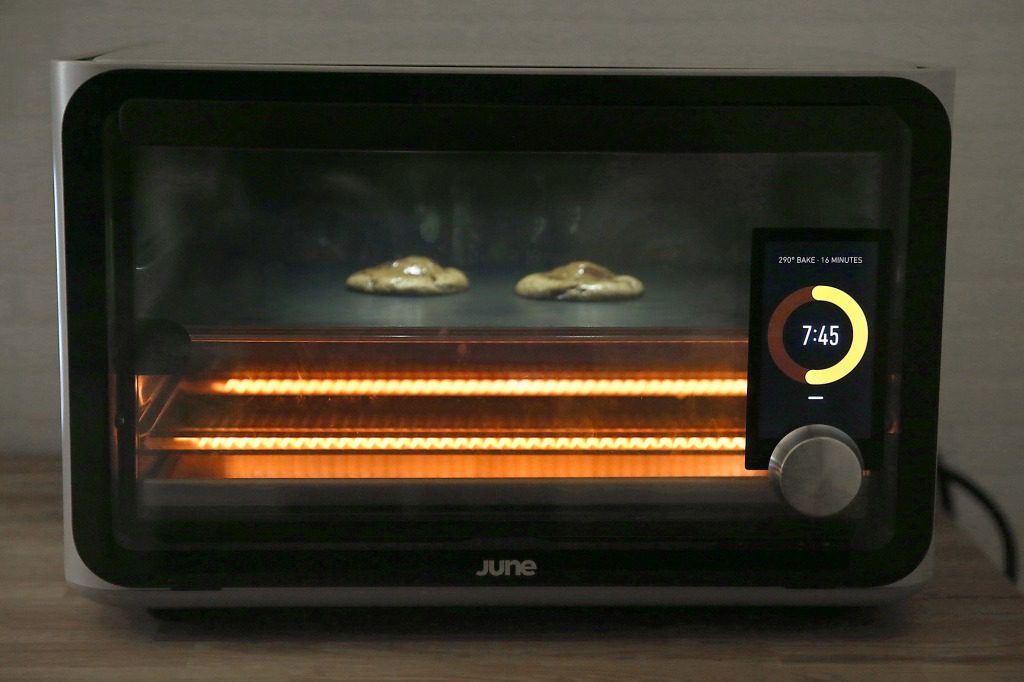 Il June Smart Oven, che costa circa $ 1.000, funziona tramite Wi-Fi e può percepire i cibi che stai cucinando.