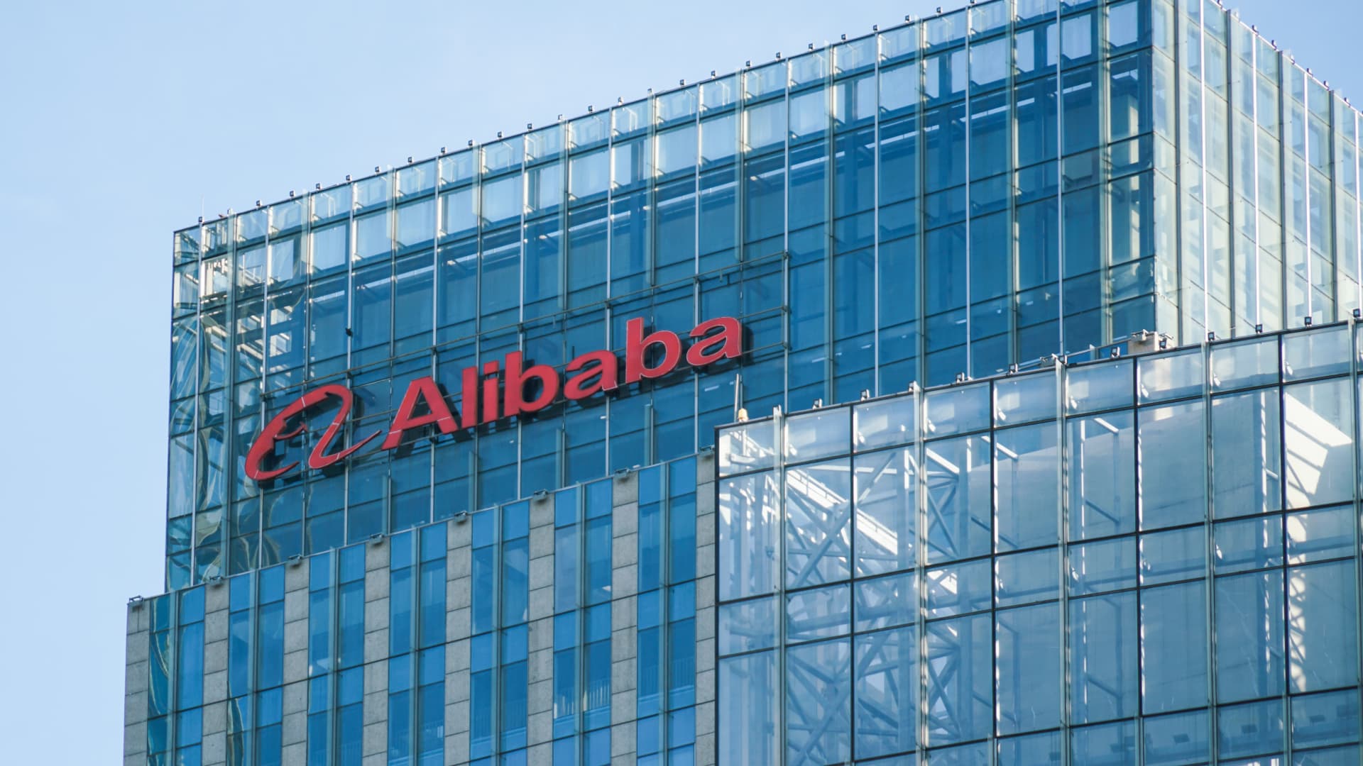Alibaba fa domanda per la doppia quotazione primaria a Hong Kong, le azioni salgono