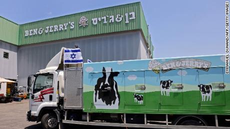 Ben & amp;  Jerry ha smesso di fare il gelato in Israele.  La sua fabbrica israeliana sta facendo causa