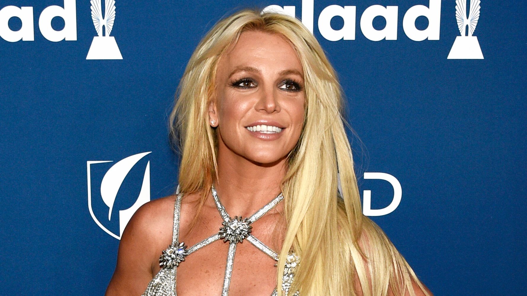 Britney Spears rivela la voce cruda nella nuova versione di "Baby One More Time"
