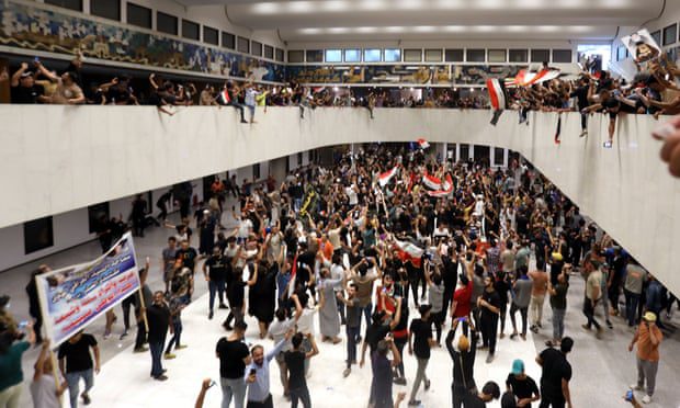 I manifestanti si sono radunati all'interno dell'edificio del parlamento iracheno