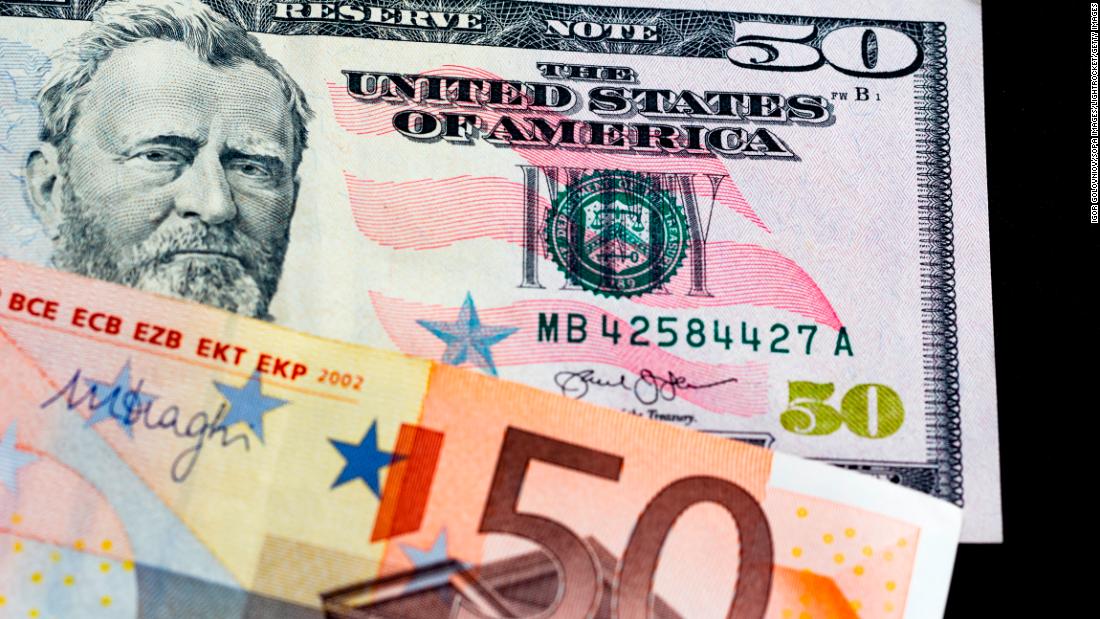 L'euro e il dollaro sono fuori parità di meno di mezzo pence per la prima volta in 20 anni