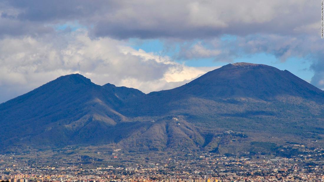 Monte Vesuvio: un turista americano è scappato cadendo nel cratere di un vulcano dopo aver toccato il suo telefono