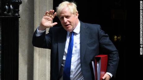 Boris Johnson si aggrappa alla sua carica di premier dopo che dozzine di legislatori britannici si sono dimessi e lo hanno esortato a dimettersi