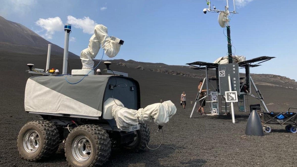 Rover raccoglie rocce su un vulcano attivo per simulare una missione lunare