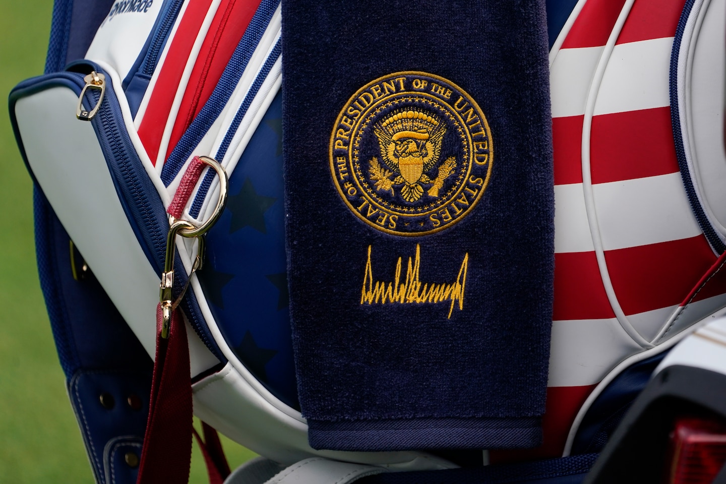 Trump usa il sigillo presidenziale ai campionati di golf LIV a Bedminster, NJ