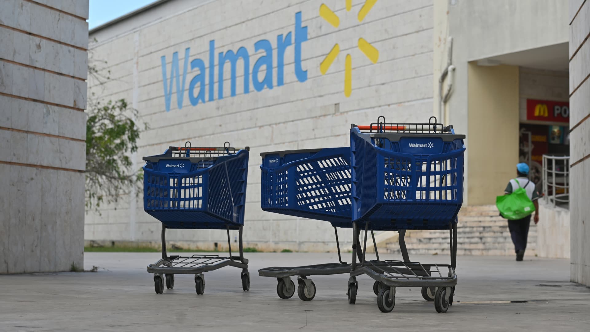 Walmart taglia le aspettative sugli utili poiché l'inflazione costringe gli acquirenti a spendere di più per il cibo