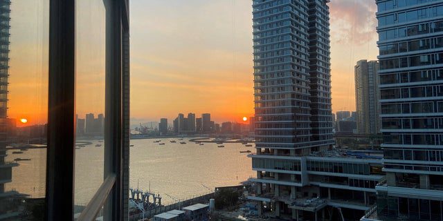 FILE - Gli appartamenti in costruzione sono fotografati da un edificio durante il tramonto nel distretto di Shekou a Shenzhen, provincia del Guangdong, Cina, 7 novembre 2021.