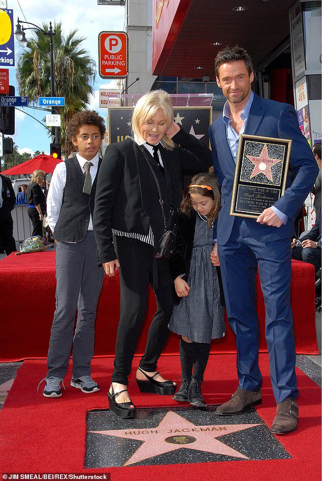 Famiglia felice: Jackman e sua moglie Deborah Lee Furness hanno due figli insieme: Oscar di 22 anni e Ava di 17 anni (da sinistra a destra: Oscar, Deborah Lee, Ava, Hugh nella foto nel 2012)