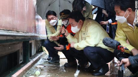 Il 10 agosto il presidente sudcoreano Yoon Seok-yeol visita il seminterrato allagato di Gwanak a Seoul, dove una famiglia è morta a causa delle inondazioni.