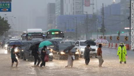 La pioggia record ha ucciso almeno 9 persone a Seoul mentre l'acqua ha inondato edifici e auto inondate