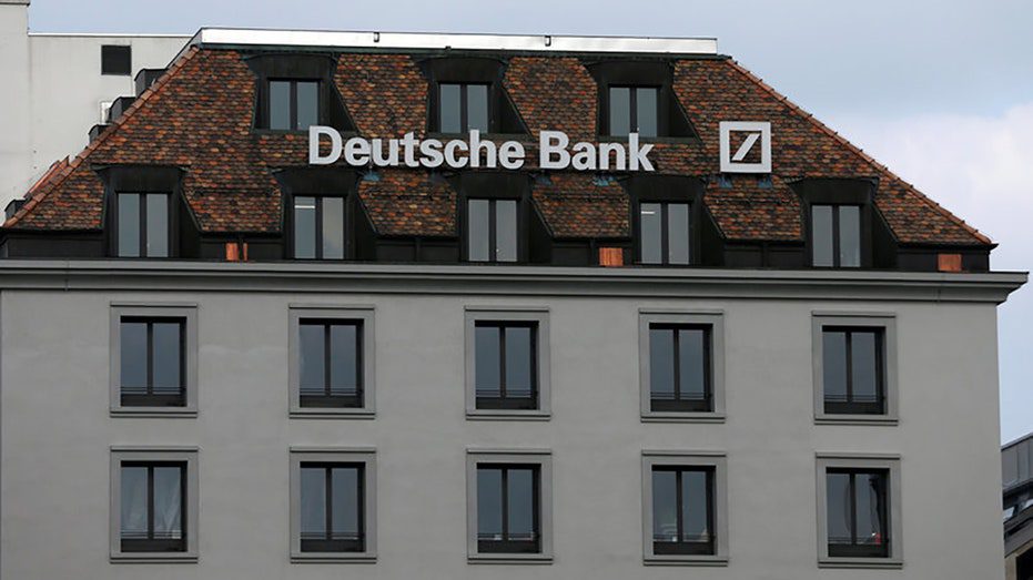 Logo sull'edificio della Deutsche Bank