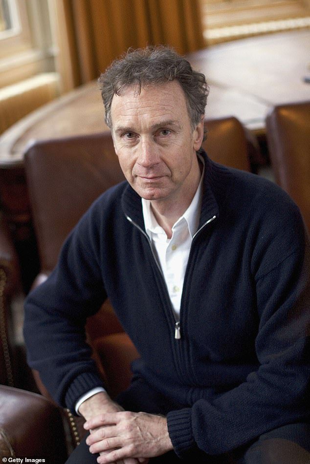 Evans posa per una foto all'annuale Oxford Literary Festival presso l'Oxford Union nell'aprile 2005