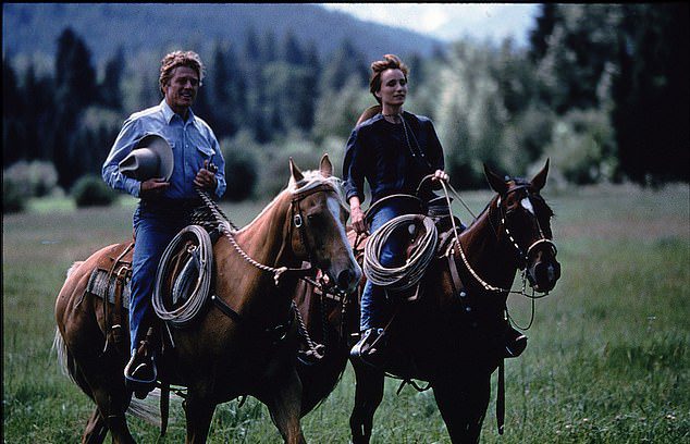 Robert Redford e Kristen Scott Thomas vengono fotografati durante una scena dell'adattamento cinematografico di The Horse Whisperer