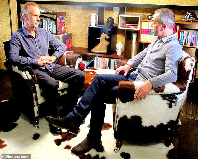 Evans e James Nesbitt si siedono per interviste come parte del programma televisivo Living the Life nel 2012